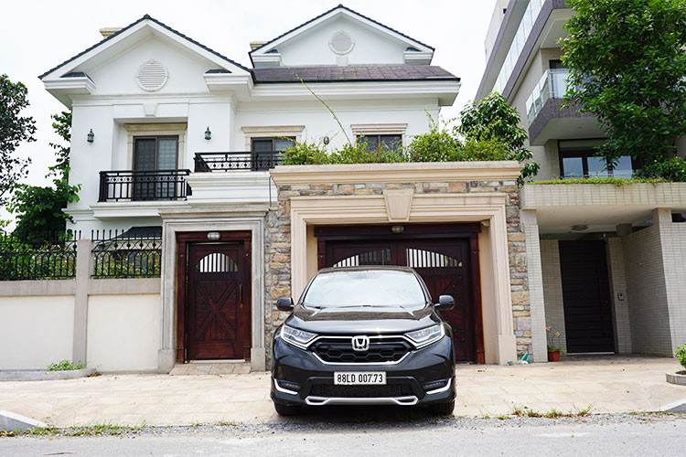 CR-V phiên bản 7 chỗ được phát triển dựa trên platform của "người anh em" Honda Civic, giúp chiều dài tăng 30mm, chiều dài cơ sở tăng 40mm, cao và rộng hơn 35mm so với thế hệ cũ. Điều này mang đến một không gian rộng rãi hơn, dung tích khoang chứa đồ phía sau tăng thêm 56 lít.