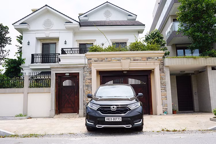 CR-V phiên bản 7 chỗ được phát triển dựa trên platform của "người anh em" Honda Civic, giúp chiều dài tăng 30mm, chiều dài cơ sở tăng 40mm, cao và rộng hơn 35mm so với thế hệ cũ. Điều này mang đến một không gian rộng rãi hơn, dung tích khoang chứa đồ phía sau tăng thêm 56 lít.