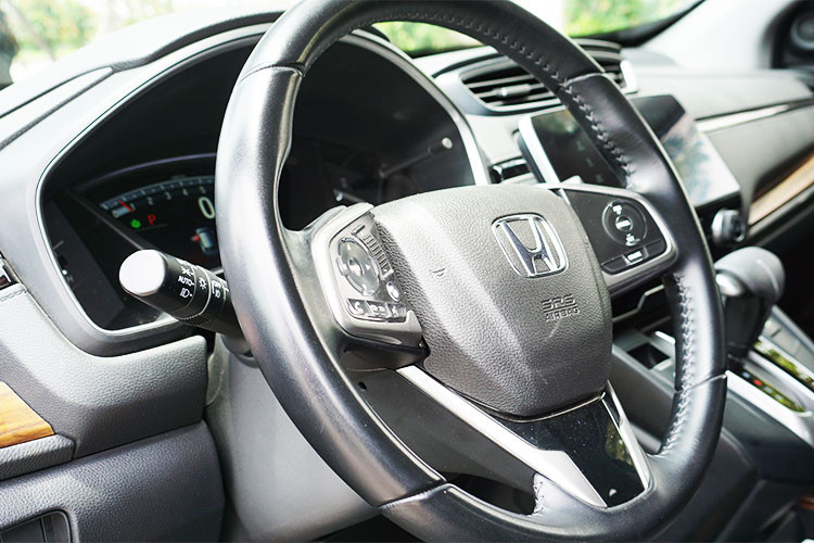 Phong cách thiết kế nội thất cũng hướng đến yếu tố năng động và hiện đại. Nổi bật ở trung tâm bảng taplo là màn hình cảm ứng kích thước 7-inch điều khiển hệ thống thông tin giải trí kết nối với điện thoại thông minh cho phép ra lệnh bằng giọng nói, nghe nhạc, đàm thoại rảnh tay.