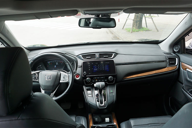 Bên trong nội thất xe, kiến trúc tổng thể của khoang cabin vẫn giữ phong cách quen thuộc trên phiên bản từng ra mắt tại thị trường Mỹ nhưng được sắp xếp lại một số chi tiết. Cụm đồng hồ đo tốc độ điện tử có thiết kế giống Civic, vô lăng 3 chấu thể thao, đặc biệt là khu vực cần số của phiên bản cao cấp sử dụng hoàn toàn bằng nút bấm chứ không dùng cần số như các mẫu xe truyền thống.