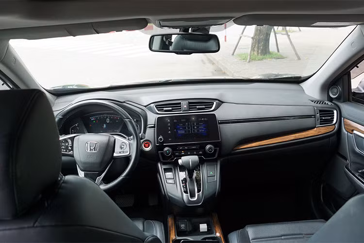 Bên trong nội thất xe, kiến trúc tổng thể của khoang cabin vẫn giữ phong cách quen thuộc trên phiên bản từng ra mắt tại thị trường Mỹ nhưng được sắp xếp lại một số chi tiết. Cụm đồng hồ đo tốc độ điện tử có thiết kế giống Civic, vô lăng 3 chấu thể thao, đặc biệt là khu vực cần số của phiên bản cao cấp sử dụng hoàn toàn bằng nút bấm chứ không dùng cần số như các mẫu xe truyền thống.