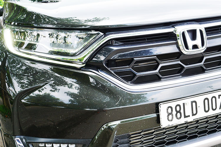 Thiết kế bên ngoài của CR-V phiên bản 7 chỗ hoàn toàn mới thay đổi đáng kể. Cụm đèn pha, đèn sương mù, cản trước thiết kế lại hoàn toàn. Đuôi xe phong cách mới. Đuôi xe thay đổi hoàn toàn phong cách so với thế hệ cũ, cụm đèn chiếu hậu hình đôi cánh. Toàn bộ hệ thống đèn của CR-V 2018 đều dùng bóng LED trên phiên bản L và G.