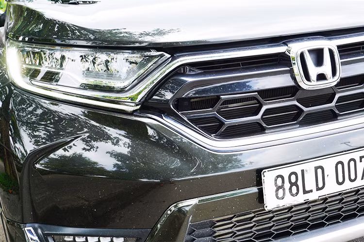 Thiết kế bên ngoài của CR-V phiên bản 7 chỗ hoàn toàn mới thay đổi đáng kể. Cụm đèn pha, đèn sương mù, cản trước thiết kế lại hoàn toàn. Đuôi xe phong cách mới. Đuôi xe thay đổi hoàn toàn phong cách so với thế hệ cũ, cụm đèn chiếu hậu hình đôi cánh. Toàn bộ hệ thống đèn của CR-V 2018 đều dùng bóng LED trên phiên bản L và G.