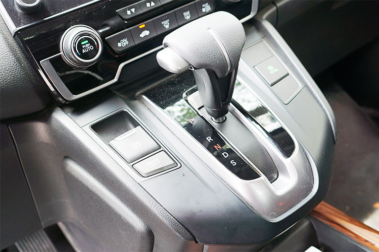 Tại thị trường Việt Nam, Honda CR-V thế hệ thứ 5 sử dụng động cơ tăng áp VTEC Turbo vận hành mạnh mẽ, vượt trội với công suất cực đại 188hp/5600rpm tương đương với động cơ 2.5L thường nhưng vẫn tiết kiệm nhiên liệu với mức tiêu hao trung bình chỉ 6,9L/100km hiệu quả hơn so với mức 8,4L/100km của động cơ 2.4L trên thế hệ trước.