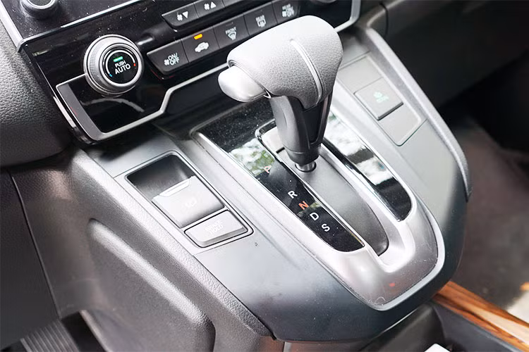 Tại thị trường Việt Nam, Honda CR-V thế hệ thứ 5 sử dụng động cơ tăng áp VTEC Turbo vận hành mạnh mẽ, vượt trội với công suất cực đại 188hp/5600rpm tương đương với động cơ 2.5L thường nhưng vẫn tiết kiệm nhiên liệu với mức tiêu hao trung bình chỉ 6,9L/100km hiệu quả hơn so với mức 8,4L/100km của động cơ 2.4L trên thế hệ trước.