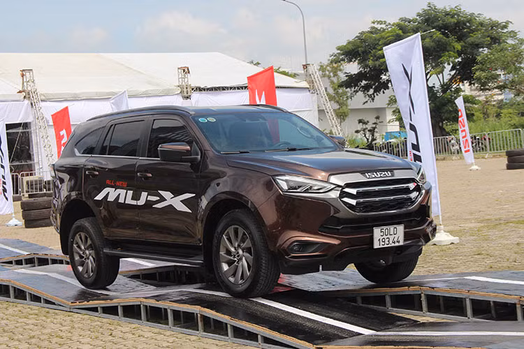 Vua ra mat Viet Nam, Isuzu mu-X 2022 