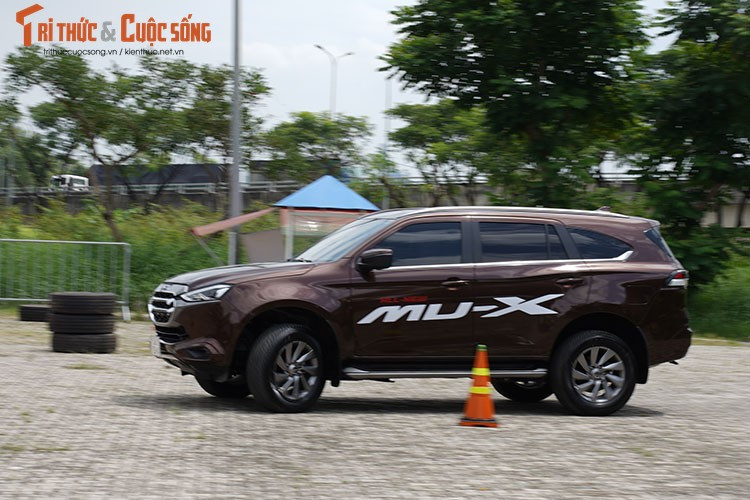 Vua ra mat Viet Nam, Isuzu mu-X 2022 