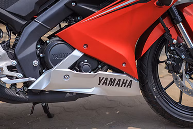 Dù vẫn sử dụng bộ khung nhôm Deltabox quen thuộc của thế hệ trước nhưng nhờ có gắp sau trọng lượng nhẹ và thiết kế mới, tỷ lệ phân phối trọng lượng trước/sau của R15 2017 đạt mức hoàn hảo 50:50. Kết hợp cùng thân xe có tính khí động học, lốp sau rộng hơn và phuộc tốt hơn giúp xe có khả năng điều khiển ổn định hơn so với thế hệ cũ.