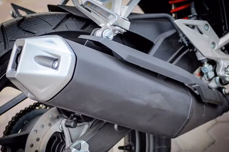 Giống như M-Slaz hay TFX150, trên mẫu xe R15 phiên bản mới cũng sử dụng phuộc trước USD kèm hệ thống phanh đĩa 2 piston tương tự và cũng không có ABS. Tuy nhiên, vỏ phuộc của chiếc xe đã có màu đen "chìm" hơn so với màu vàng của TFX150. R15 2017 cũng là mẫu xe phân khối nhỏ đầu tiên sử dụng thiết kế mâm đúc 5 cánh "xương cá" mới. Bánh trước của xe có lốp bản lớn hơn là 100/80/17.