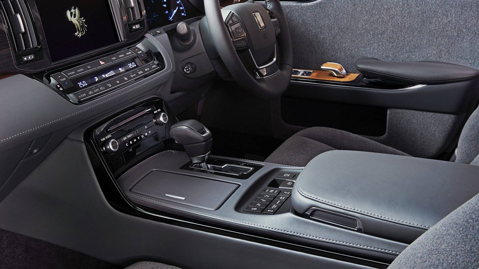 Mẫu sedan hạng sang của Toyota được trang bị cơ cấu truyền động dạng lai gồm động cơ xăng V8 5.0L và một môtơ điện. Mặc dù không dùng động cơ V12 như phiên bản trước, nhưng với công suất tổng cộng 425 mã lực (317 kW), Toyota Century mới được xem là cỗ máy mạnh mẽ.