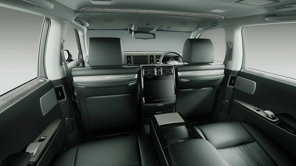 Toyota Century mới còn có thêm một số thứ không dễ nhìn thấy, chẳng hạn chất liệu hút âm và hệ thống kiểm soát tiếng ồn chủ động khi mở động cơ và lúc tăng tốc. Hệ thống treo khí nén thích ứng kiểm soát bằng điện tử giúp xe vận hành êm ái hơn, Century xứng đáng là mẫu xe sang trọng nhất Toyota từng sản xuất.