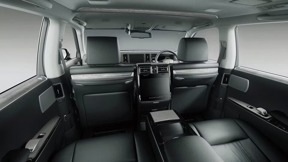 Toyota Century mới còn có thêm một số thứ không dễ nhìn thấy, chẳng hạn chất liệu hút âm và hệ thống kiểm soát tiếng ồn chủ động khi mở động cơ và lúc tăng tốc. Hệ thống treo khí nén thích ứng kiểm soát bằng điện tử giúp xe vận hành êm ái hơn, Century xứng đáng là mẫu xe sang trọng nhất Toyota từng sản xuất.