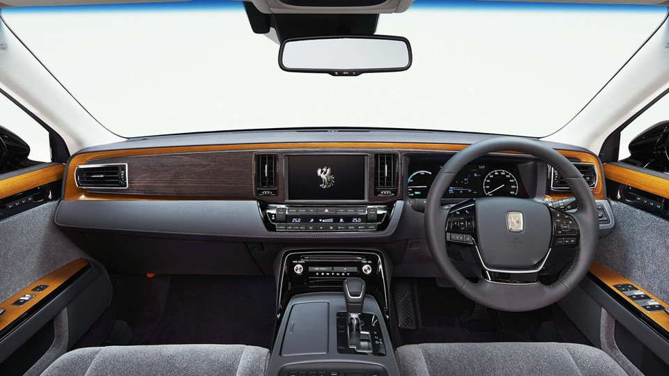 Được nhà sản xuất mô tả là “mẫu xe cao cấp hướng tới người lái”, Century mới có giá khởi điểm gây sốc ngang với dòng siêu xe đắt tiền. Có lẽ vì thế hãng xe ôtô Toyota chỉ đặt mục tiêu bán 50 chiếc Century mỗi tháng.