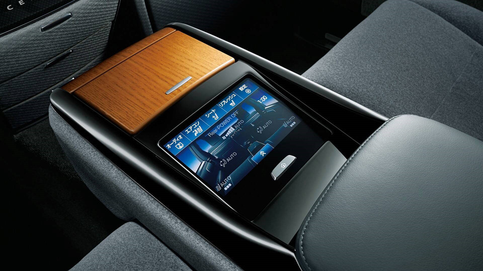 Nội thất của Toyota Century mới có phần nghỉ chân có thể chỉnh điện, hệ thống giải trí cho hàng ghế sau với màn hình chính 11,6 inch. Hệ thống âm thanh gồm 20 loa được bố trí khắp cabin, cùng màn hình cảm ứng 7 inch giữa hai ghế sau giúp người ngồi có thể điều khiển một số tính năng trên xe.