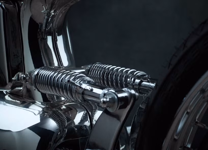 Hệ thống treo sau là cặp giảm xóc dạng lò xo đặt gần như song song mặt đất, kết hợp cùng phần gắp sau tạo nên kiểu dáng khác lạ.