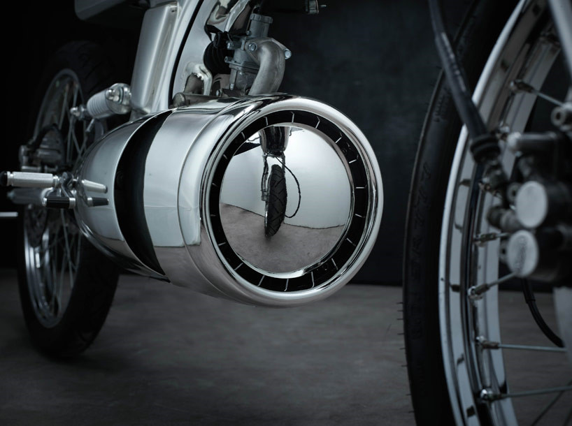 Động cơ này có dung tích 125 cc, 4 thì, làm mát bằng không khí kết hợp cùng hộp số 4 cấp cho vận tốc tối đa 110 km/h. Chưa hết, ống xả cũng được giấu kín trong phần vỏ động cơ.