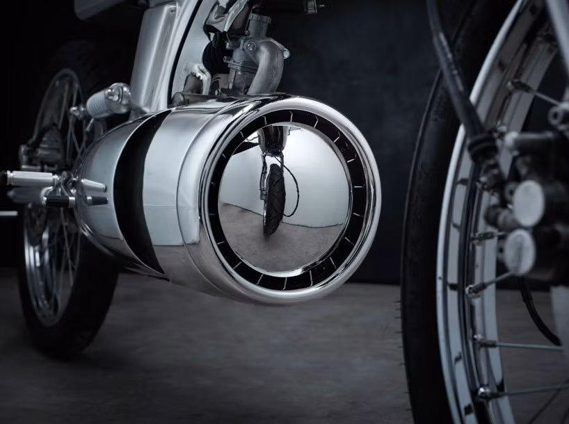 Động cơ này có dung tích 125 cc, 4 thì, làm mát bằng không khí kết hợp cùng hộp số 4 cấp cho vận tốc tối đa 110 km/h. Chưa hết, ống xả cũng được giấu kín trong phần vỏ động cơ.