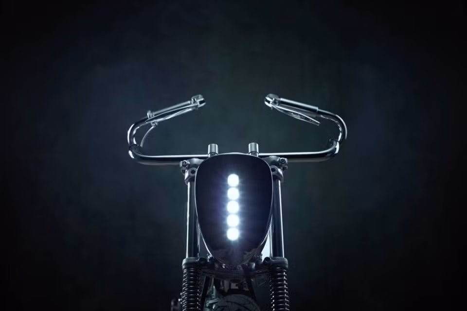 Phía trước, cụm đèn pha sử dụng 5 bóng LED cho ánh sáng màu trắng 6.000 K đặt trong choá đèn thiết kế thủ công, khiến cho người nhìn cảm nhân nó mang đầy phong cách viễn tường. 