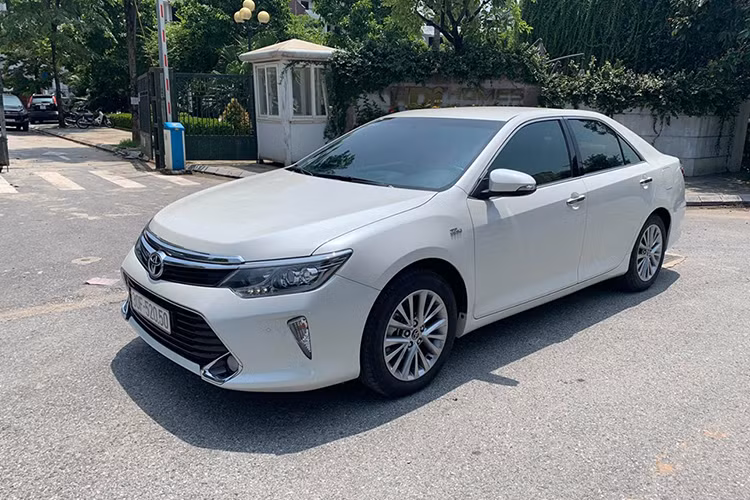Camry 2.5Q có thể có động cơ 2.5 lít mạnh hơn, công suất 209 mã lực, hộp số tự động 6 cấp. Khi ra mắt tại Việt Nam vào đầu năm 2018, giá xe Toyota Camry 2.5Q bán ra là 1,302 tỷ đồng. Chiếc xe trong bài viết này hiện đang được chủ nhân chào bán trên chợ xe cũ với mức hơn 1,1 tỷ đồng - vẫn khá cáo so với một chiếc xe đời cũ.