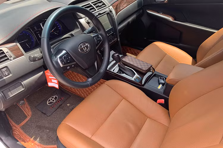 Bên trong nội thất, Camry bản nâng cấp mới 2017 thay đổi thiết kế mặt taplo với các chi tiết ốp gỗ vân carbon cùng các đường chỉ tinh tế tạo cảm giác sang trọng cho chiếc xe. Riêng phiên bản 2.5Q sử dụng thiết kế ghế màu nâu mang đến không gian nội thất đẳng cấp cho người sử dụng.