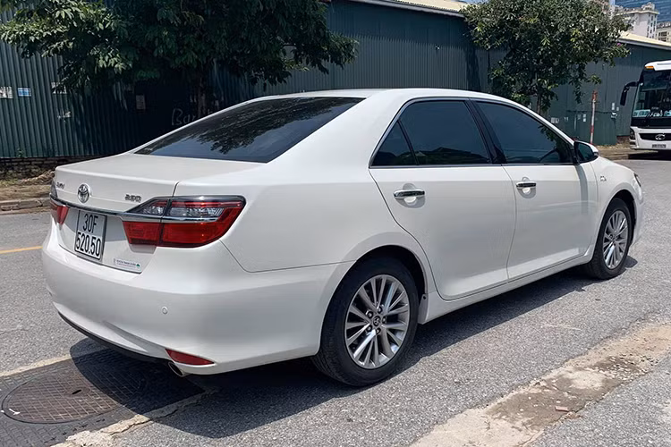 Ngoài ra Camry 2018 còn trang bị cảm biến lùi, hệ thống kiểm soát lực kéo TRC, hệ thống hỗ trợ khởi hành ngang dốc HAC, hệ thống chống bó cứng phanh ABS, phân phối lực phanh điện tử EBD, hỗ trợ lực phanh khẩn cấp BA, cân bằng điện tử VSC, móc cài ghế trẻ em.
