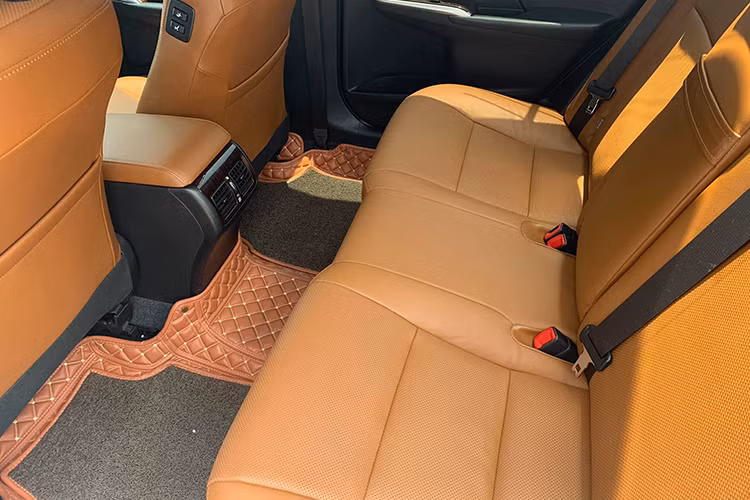 Về tính năng an toàn, tất cả các phiên bản của Toyota Camry 2018 đều được trang bị 7 túi khí (2 túi khí trước, 2 túi khí hông bên phía trước, túi khí đầu gối người lái và 2 túi khí rèm) giúp giảm thiểu tối đa chấn thương cho người lái và hành khách trong trường hợp xảy ra va chạm.