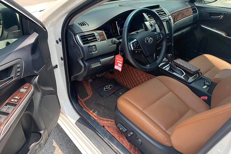 Kích thước của Toyota Camry phiên bản nâng cấp 2018 tại Việt Nam không thay đổi nhiều so với trước, cụ thể chiều dài tổng thể 4.850 mm, rộng 1.825 mm, cao 1.470 mm và chiều dài cơ sở 2.775 mm. Khoảng sáng gầm 150 mm, dung tích bình xăng 65 lít và bán kính quay 5,5 m.