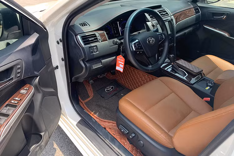 Kích thước của Toyota Camry phiên bản nâng cấp 2018 tại Việt Nam không thay đổi nhiều so với trước, cụ thể chiều dài tổng thể 4.850 mm, rộng 1.825 mm, cao 1.470 mm và chiều dài cơ sở 2.775 mm. Khoảng sáng gầm 150 mm, dung tích bình xăng 65 lít và bán kính quay 5,5 m.