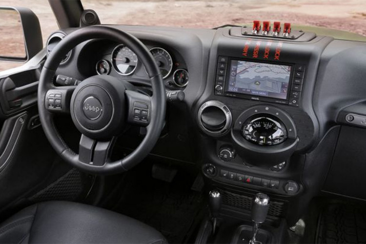 Ngoài ra, Jeep Gladiator 2020 còn được trang bị trục Dana 44 thế hệ thứ ba, khóa cầu trước/sau Tru-Lock điều khiển điện tử, khóa vi sai chống trượt Trac-Lok, lốp off-road 33 inch và tính năng tháo rời thanh cân bằng điện tử lần đầu tiên có trong phân khúc. Xe sở hữu khả năng lội nước sâu 760 mm và khả năng kéo 3.470 kg và trọng tải 726 kg. 