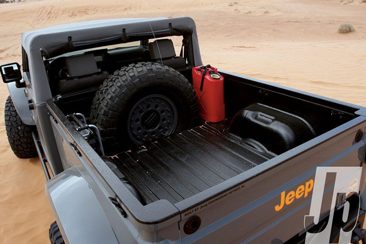 Những trang bị được nhiều người yêu thích trên Jeep Wrangler 2018 như kính chắn gió gập xuống hay mui cứng/mềm tùy chọn cũng có ở Gladiator 2020. Xe cũng được hãng xe Jeep trang bị 2 hệ dẫn động 4 bánh mang tên Command-Trac và Rock-Trac cho mẫu xe bán tải của mình.