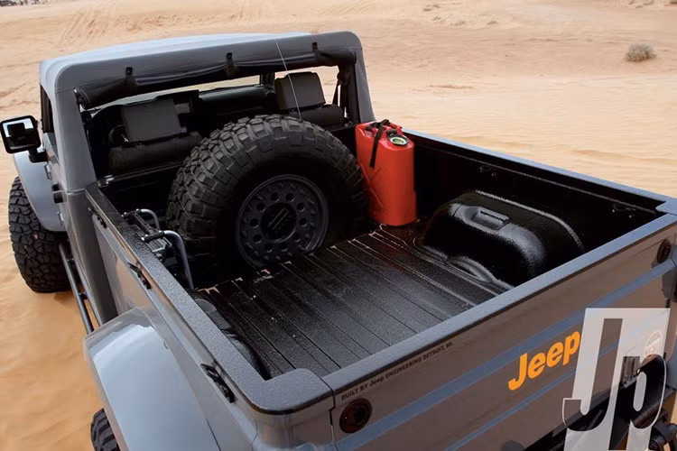 Những trang bị được nhiều người yêu thích trên Jeep Wrangler 2018 như kính chắn gió gập xuống hay mui cứng/mềm tùy chọn cũng có ở Gladiator 2020. Xe cũng được hãng xe Jeep trang bị 2 hệ dẫn động 4 bánh mang tên Command-Trac và Rock-Trac cho mẫu xe bán tải của mình.