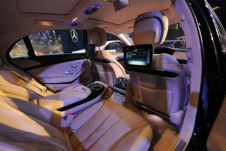 Lần đầu tiên trong phân khúc, toàn bộ giao diện thông tin và kết nối trên S-Class đều hiển thị bằng tiếng Việt. Xe cũng hỗ trợ sạc điện thoại không dây qua chuẩn Qi và kết nối Apple CarPlay/Android Auto,... cùng hệ thống dẫn đường &amp; GPS tích hợp bản đồ 3D sống động, độc quyền cho Việt Nam, cũng như khả năng truy cập Internet ngay trên xe.