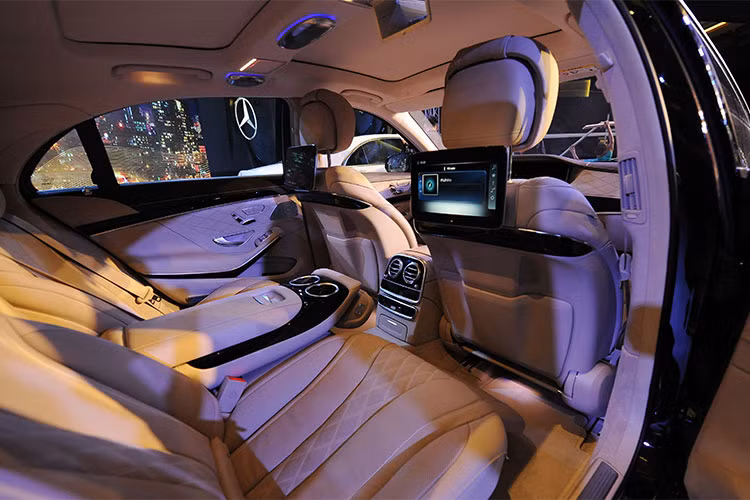 Lần đầu tiên trong phân khúc, toàn bộ giao diện thông tin và kết nối trên S-Class đều hiển thị bằng tiếng Việt. Xe cũng hỗ trợ sạc điện thoại không dây qua chuẩn Qi và kết nối Apple CarPlay/Android Auto,... cùng hệ thống dẫn đường &amp; GPS tích hợp bản đồ 3D sống động, độc quyền cho Việt Nam, cũng như khả năng truy cập Internet ngay trên xe.