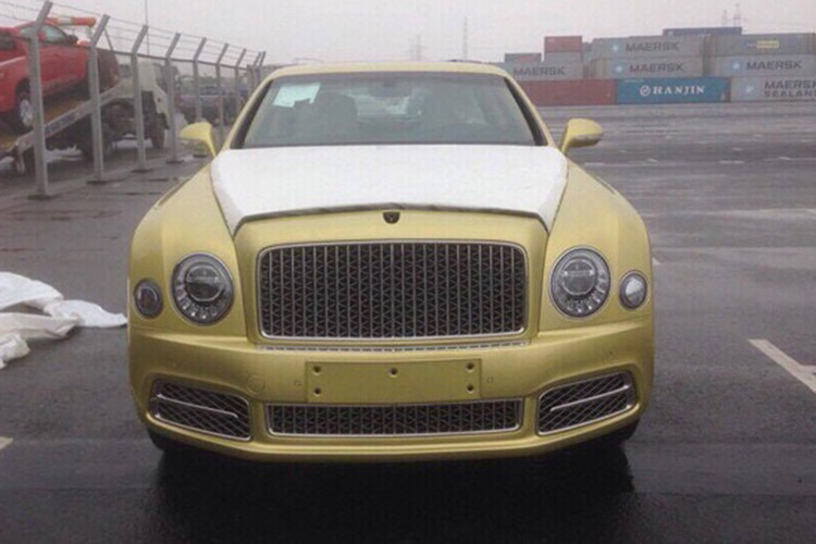 "Trái tim" của Bentley Mulsanne EWB là động cơ V8, dung tích 6,75 lít, sản sinh công suất tối đa 505 mã lực và mô-men xoắn cực đại 1.019 Nm, kết hợp với hộp số tự động ZF 8 cấp. Nhờ đó, mẫu xe siêu sang này có thể tăng tốc từ 0-100 km/h trong 5,1 giây và đạt vận tốc tối đa 296 km/h. Nếu cảm thấy những con số này không ấn tượng, bạn nên biết rằng Bentley Mulsanne EWB có khối lượng khô hơn 2,7 tấn.