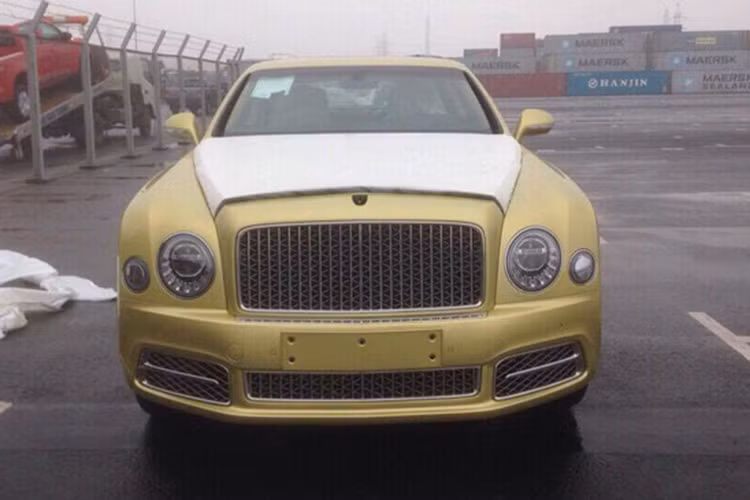 "Trái tim" của Bentley Mulsanne EWB là động cơ V8, dung tích 6,75 lít, sản sinh công suất tối đa 505 mã lực và mô-men xoắn cực đại 1.019 Nm, kết hợp với hộp số tự động ZF 8 cấp. Nhờ đó, mẫu xe siêu sang này có thể tăng tốc từ 0-100 km/h trong 5,1 giây và đạt vận tốc tối đa 296 km/h. Nếu cảm thấy những con số này không ấn tượng, bạn nên biết rằng Bentley Mulsanne EWB có khối lượng khô hơn 2,7 tấn.