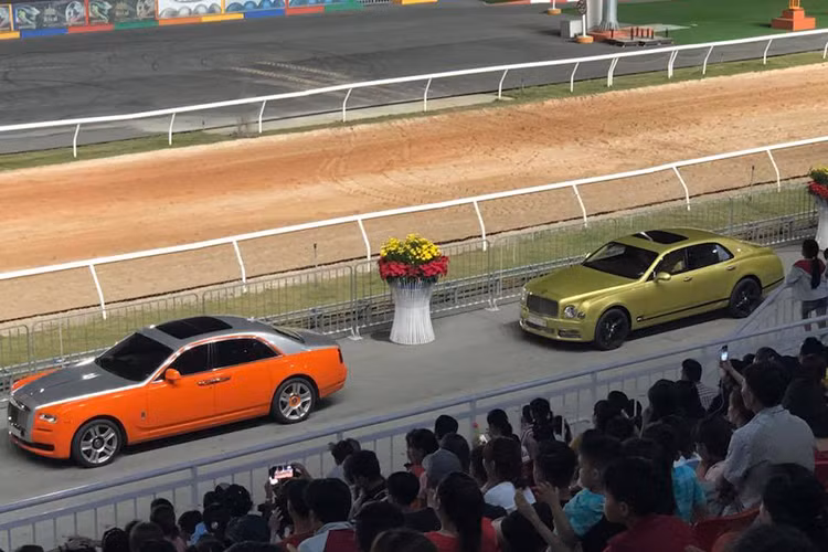 Trong một sự kiện diễn ra ở đường đua Đại Nam trong những ngày Tết Kỷ Hợi 2019, rất nhiều khán giả có mặt tại đây bỗng choáng khi có sự xuất hiện của 2 chiếc xe siêu sang là Rolls-Royce Ghost Series II và Bentley Mulsanne thế hệ mới. Cả 2 chiếc xe siêu sang này đều mang tông màu vàng và cam nổi bật.