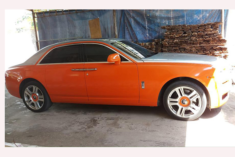 Tuy nhiên, chiếc xe siêu sang gắn liền với tên tuổi của ông Dũng "Lò Vôi" lại là Rolls-Royce Phantom mang biển kiểm soát 61A-007.89 nhưng nay đã được chủ nhân bán lại. Hiện trong garage của ông chủ đường đua Đại Nam còn có 1 chiếc Rolls-Royce Wraith có giá không dưới 16 tỷ đồng, Mercedes-Maybach S600 có giá hơn 14 tỷ đồng và 1 chiếc xe siêu sang của Bentley.