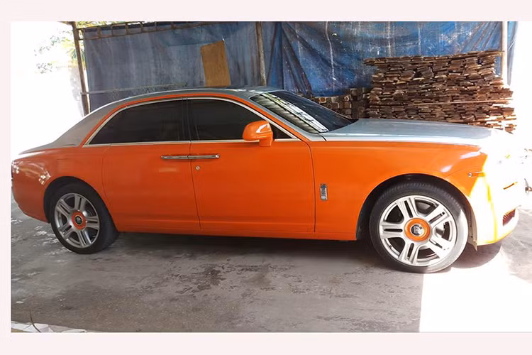 Tuy nhiên, chiếc xe siêu sang gắn liền với tên tuổi của ông Dũng "Lò Vôi" lại là Rolls-Royce Phantom mang biển kiểm soát 61A-007.89 nhưng nay đã được chủ nhân bán lại. Hiện trong garage của ông chủ đường đua Đại Nam còn có 1 chiếc Rolls-Royce Wraith có giá không dưới 16 tỷ đồng, Mercedes-Maybach S600 có giá hơn 14 tỷ đồng và 1 chiếc xe siêu sang của Bentley.