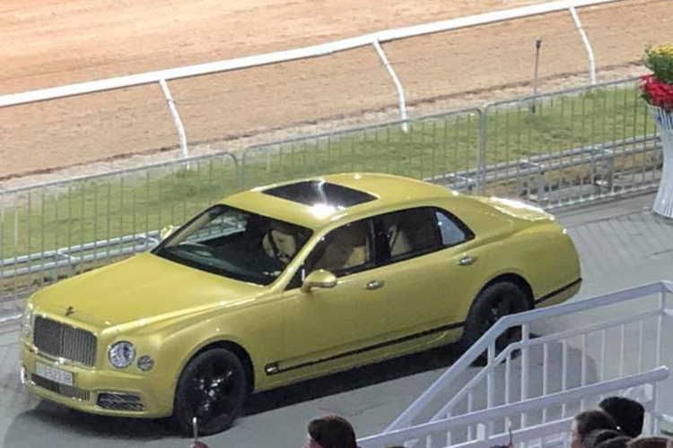 Được biết, cặp đôi xe Bentley và Rolls-Royce này có giá hơn 65 tỷ đồng và thuộc sở hữu của ông chủ đường đua Đại Nam, doanh nhân Huỳnh Uy Dũng hay còn gọi là Dũng "Lò Vôi". Đáng chú ý là xe siêu sang Bentley Mulsanne thế hệ mới có hành tung khá bí ẩn, xe được nhập khẩu chính hãng về Việt Nam từ tháng 3/2017 nhưng ít khi lăn bánh.