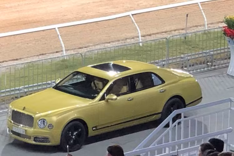 Được biết, cặp đôi xe Bentley và Rolls-Royce này có giá hơn 65 tỷ đồng và thuộc sở hữu của ông chủ đường đua Đại Nam, doanh nhân Huỳnh Uy Dũng hay còn gọi là Dũng "Lò Vôi". Đáng chú ý là xe siêu sang Bentley Mulsanne thế hệ mới có hành tung khá bí ẩn, xe được nhập khẩu chính hãng về Việt Nam từ tháng 3/2017 nhưng ít khi lăn bánh.