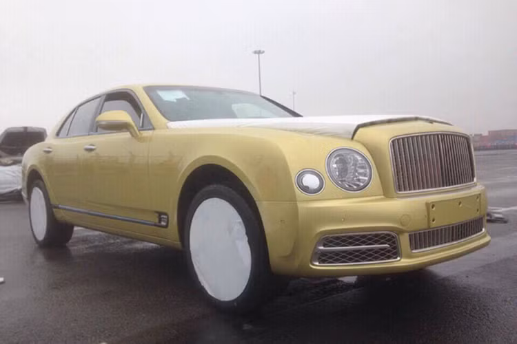 Để mang đến cảm giác êm ái cho người ngồi bên trong, hãng Bentley còn trang bị bộ lốp Dunlop "thửa" riêng Bentley Mulsanne EWB. Bên trong Bentley Mulsanne EWB là không gian nội thất đậm chất cổ điển. Theo Bentley, hãng đã phải dùng đến da của 17 con bò để bọc toàn bộ nội thất cho Bentley Mulsanne EWB.