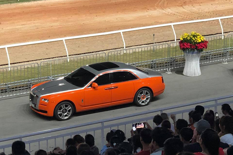 Chiếc Bentley Mulsanne thế hệ mới đầu tiên tại Việt Nam của ông Dũng "Lò Vôi" có giá bán chính hãng không dưới 50 tỷ đồng, còn với chiếc xe siêu sang Rolls-Royce Ghost Series II có giá không dưới 15 tỷ đồng.