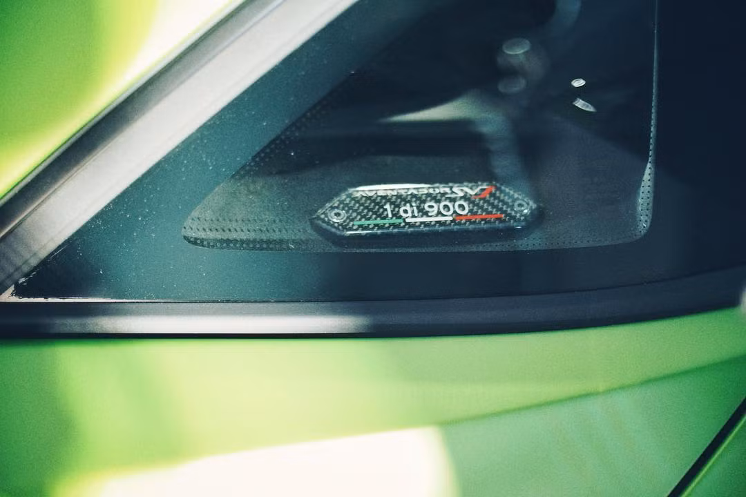 Cụm đèn hậu của xe vẫn có thiết kế theo hình xương cá quen thuộc, hệ thống ống xả tương tự Huracan Performance, cản sau là bộ khuếch tán khí động học cỡ lớn được làm hoàn toàn từ vật liệu carbon siêu nhẹ. 