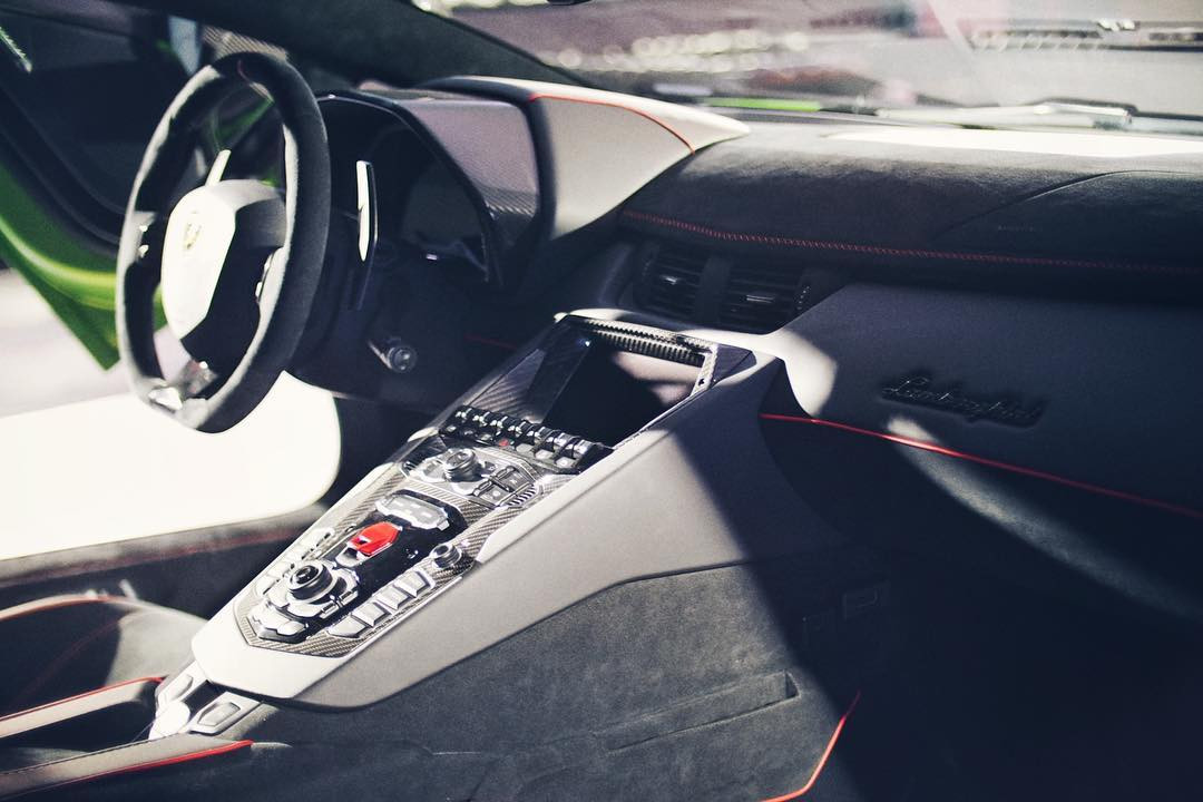 Nội thất của Lamborghini Aventador SVJ không có quá nhiều sự khác biệt với những người anh em Aventador khác. Logo SVJ được thêu tại vị trí ghế ngồi, chất liệu da cao cấp Alcantara vẫn được sử dụng kết hợp với các chi tiết sợi carbon. Bảng đồng hồ, hệ thống định vị và hệ thống giải trí tích hợp Apple Carplay, hệ thống sạc không dây Qi.