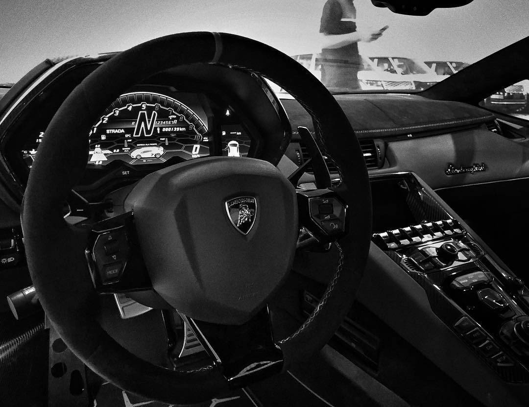 Siêu xe Lamborghini Aventador SVJ là một sản phẩm không chỉ phát huy tối đa hiệu năng trên đường đua mà còn là một chiếc xe thân thiện với người lái khi được trang bị 3 chế độ lái: Strada, Sport, Corsa…đi kèm thêm tuỳ chọn EGO cho phép người lái cá nhân hóa kiểu lái xe của mình thông qua các cài đặt riêng.