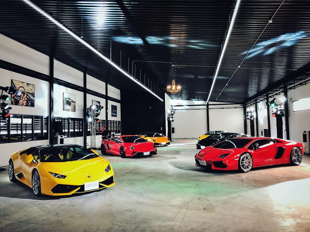 Hiện chưa rõ mức giá xe Lamborghini Aventador SVJ tại thị trường Thái Lan, nhưng dự đoán nó có thể bị đẩy giá lên đến hơn 1,5 triệu đô la (tương đương 34,78 tỷ đồng). Chỉ có 963 chiếc Aventador SVJ được sản xuất, trong đó 900 chiếc thuộc phiên bản tiêu chuẩn, 63 chiếc còn lại sẽ mang bộ áo trắng-đen cùng con số 63 ở ngoại thất. Chính vì vậy, chiếc Lamborghini Aventador SVJ ra mắt Thái Lan chỉ có số thứ tự 1di900.