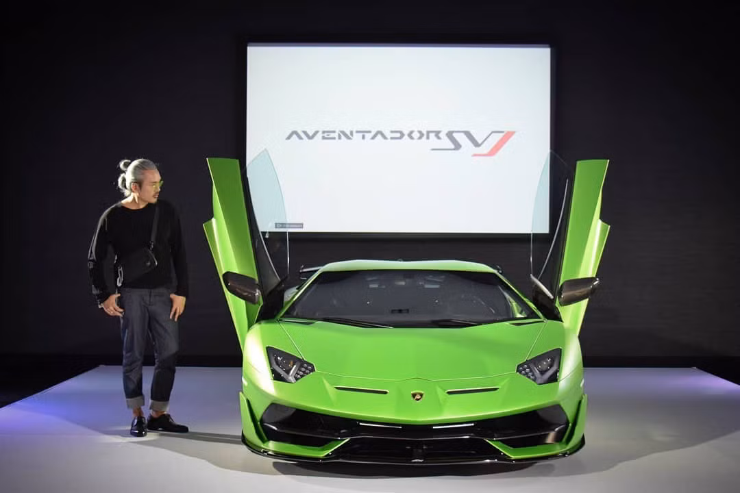 Mô-men xoắn cực đại của Aventador SVJ cũng được nâng cấp thêm 30 Nm lên mức 720 Nm so với các dòng siêu xe Aventador còn lại. Đáng tiếc thay là thời gian tăng tốc từ vị trí xuất phát lên 100 km/h của Lamborghini Aventador SVJ không thể thấp hơn con số 2,8 giây so với "đàn anh" Aventador SV tạo ra. Vận tốc tối đa của xe đạt khoảng 350 km/h.