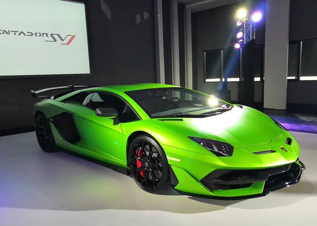 Trên Aventador SV trước đó, tỉ lệ lực nén thân xe trước/sau là 20/80 và điều này sẽ ảnh hưởng tới tay lái của xe khi ở tốc độ cao. Do có lực nén thấp hơn ở phần đầu, sự cân bằng của chiếc xe sẽ bị phá vỡ và dễ bị thiếu lái hơn. Trong khi đó với lực nén cao hơn ở phía trước, Aventador SVJ đã khắc phục được điểm yếu này của người tiền nhiệm.