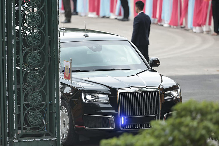 Thương hiệu Aurus do Viện Nghiên cứu khoa học và động cơ ôtô trung ương Nga (NAMI) sở hữu, ra đời từ chỉ thị của Tổng thống bắt đầu từ năm 2012. Ông Putin muốn những chiếc xe phục vụ nguyên thủ quốc gia phải do người Nga chế tạo. Aurus được ghép từ 2 từ khác nhau, trong đó, "Au" được viết tắt từ "Aurum", có nghĩa là "vàng" trong tiếng Latin. Chữ "Rus" còn lại viết tắt từ "Russian" là nước Nga.