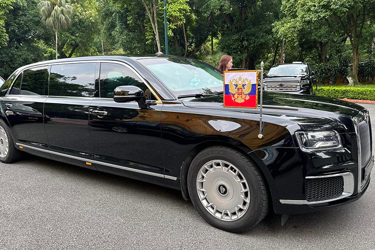 Chiếc Aurus Senat Limousine phục vụ Tổng thống Nga Vladimir Putin sở hữu động cơ xăng lai điện, trong đó khối động cơ xăng V8 4.4 lít cộng với động cơ điện cho tổng công suất 590 mã lực, kết hợp cùng hộp số tự động 9 cấp KATE R932 do NAMI cùng hãng Porsche của Đức phát triển. Xe có thể tăng tốc từ 0-100km/h trong vòng chưa đến 6 giây. 